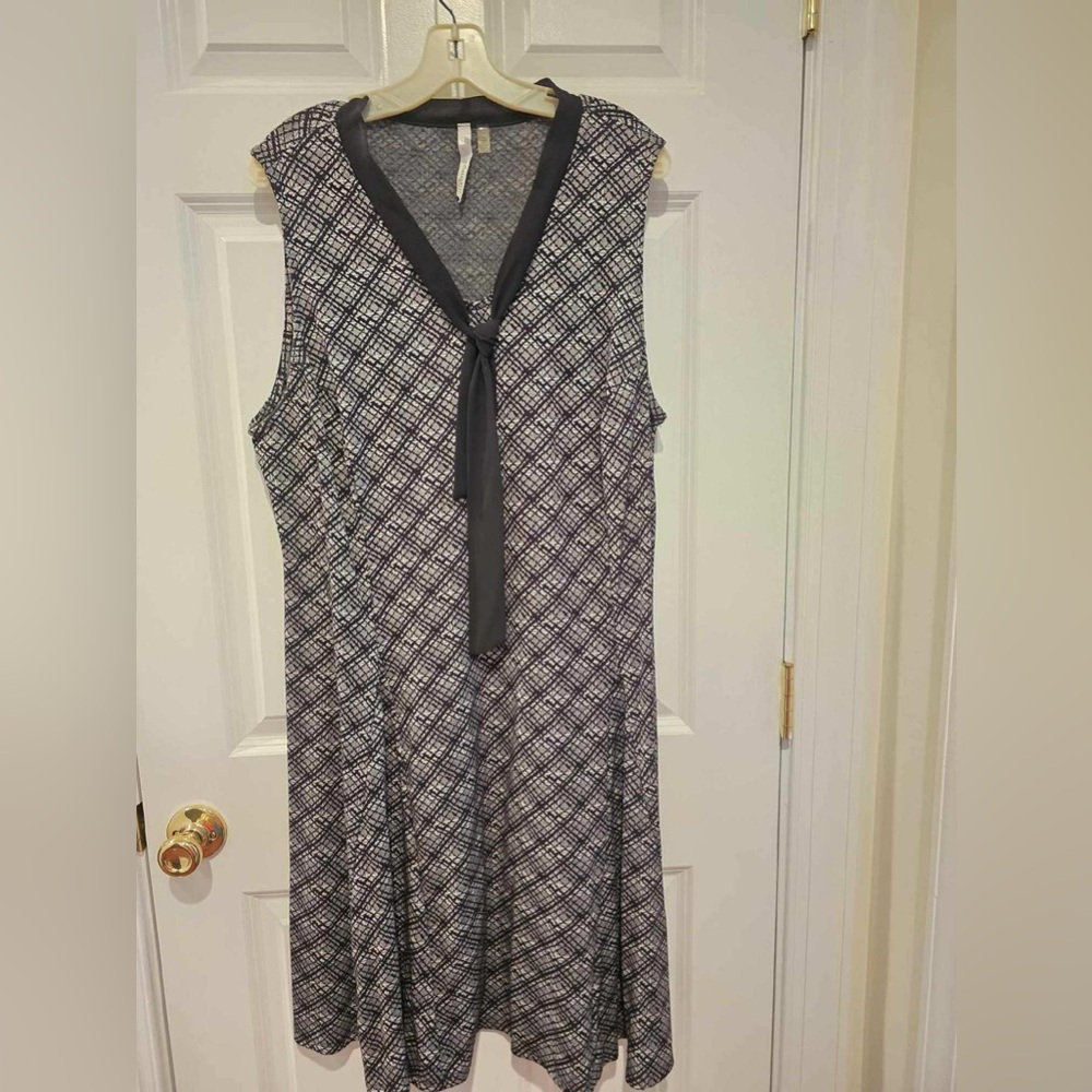 Elegant Tie Neck Black and White Sleeveless Dress